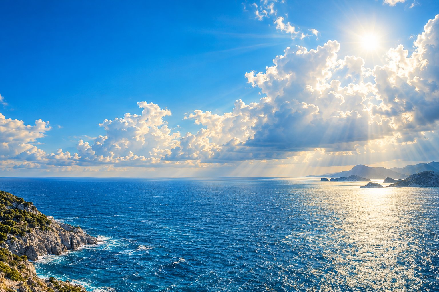 Sonnenstrahlen brechen durch weiße Wolken über dem tiefblauen Meer